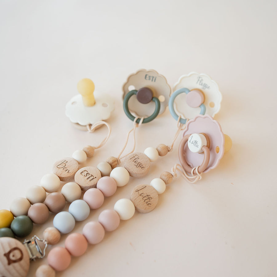 FRIGG Daisy Latex Pacifier & Matching JBØRN Clip Set Cotton Candy - Personalisable Baby Products Sold and Personalised by JustBørn