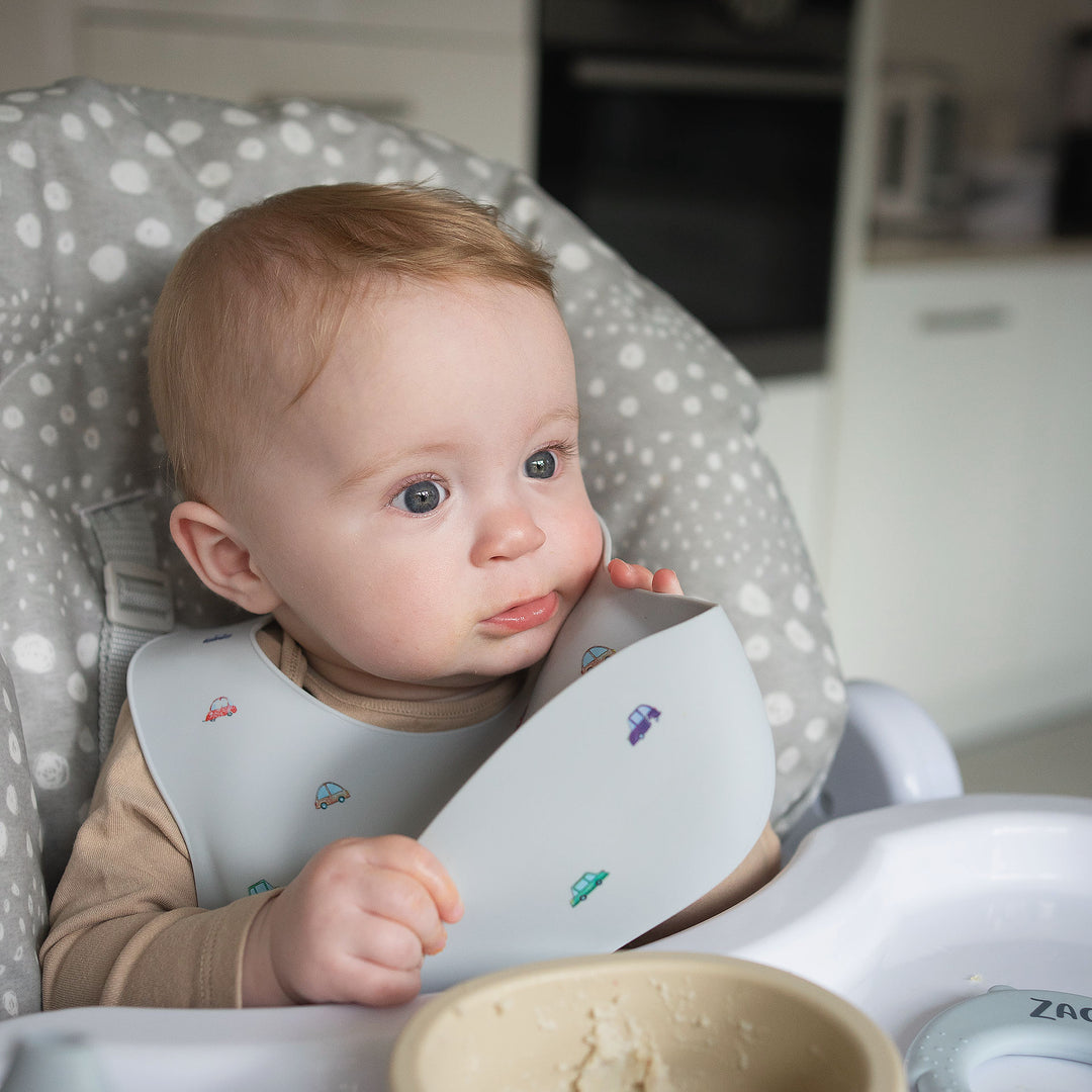 JBØRN Set regalo per neonati | Ciotola, cucchiaio e bavaglino in silicone