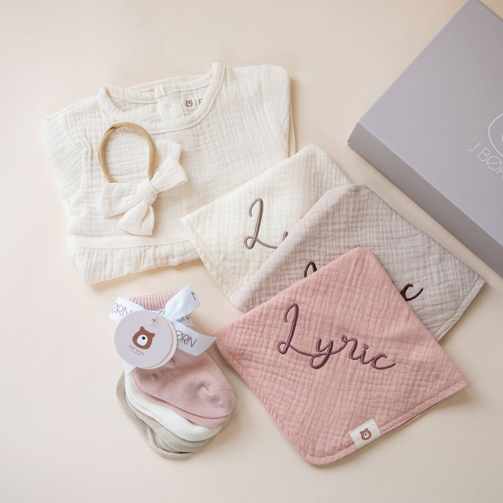 JBØRN-Bundle aus Musselinkleid und Accessoires aus Bio-Baumwolle - Personalisierbare Babyprodukte, verkauft und personalisiert von JustBørn