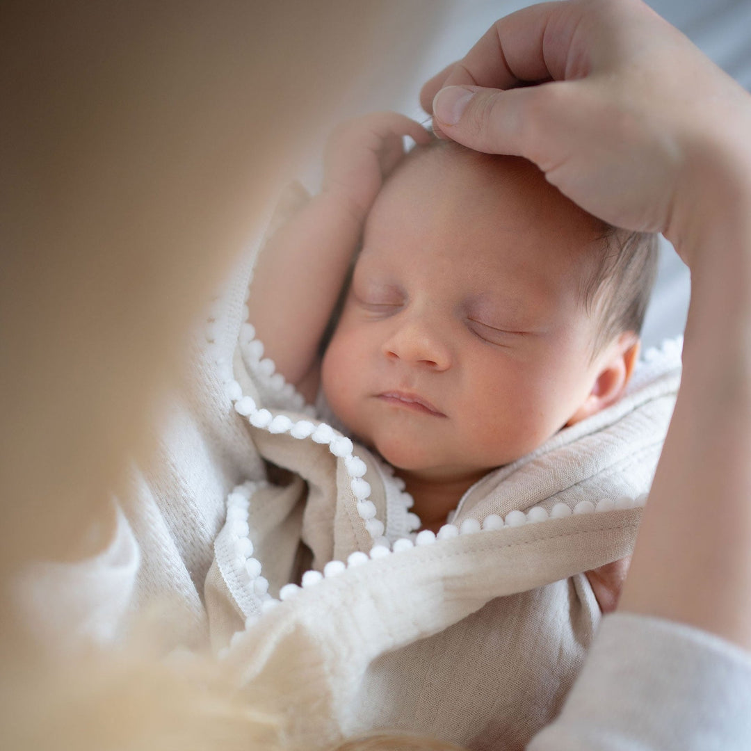 JBØRN Set de regalo para bebé | Manta y mordedor de muselina orgánica
