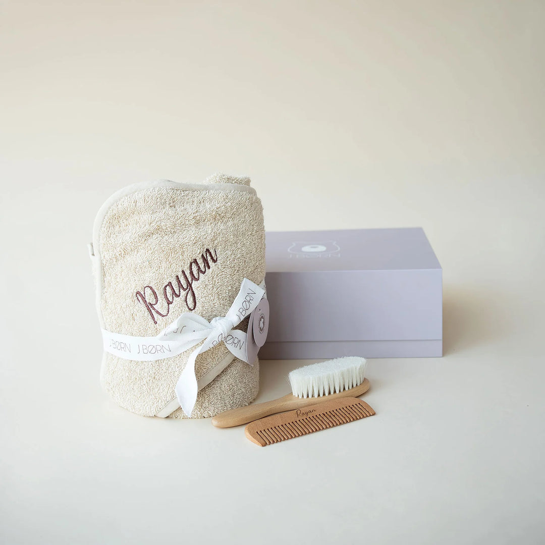 JBØRN babycadeauset | Biologische katoenen handdoek & haarborstel set | Personaliseerbaar