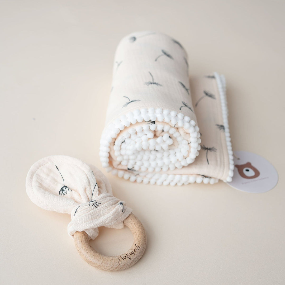 JBØRN Coffret cadeau bébé | Couverture d'emmaillotage et anneau de dentition en mousseline biologique