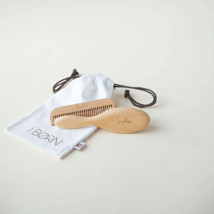 Coffret cadeau bébé JBØRN | Ensemble serviette en coton biologique et brosse à cheveux | Personnalisable