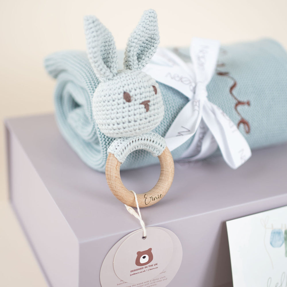 JBØRN Gebreide babydeken & konijnenrammelaarset - Personaliseerbare babyproducten, verkocht en gepersonaliseerd door JustBørn