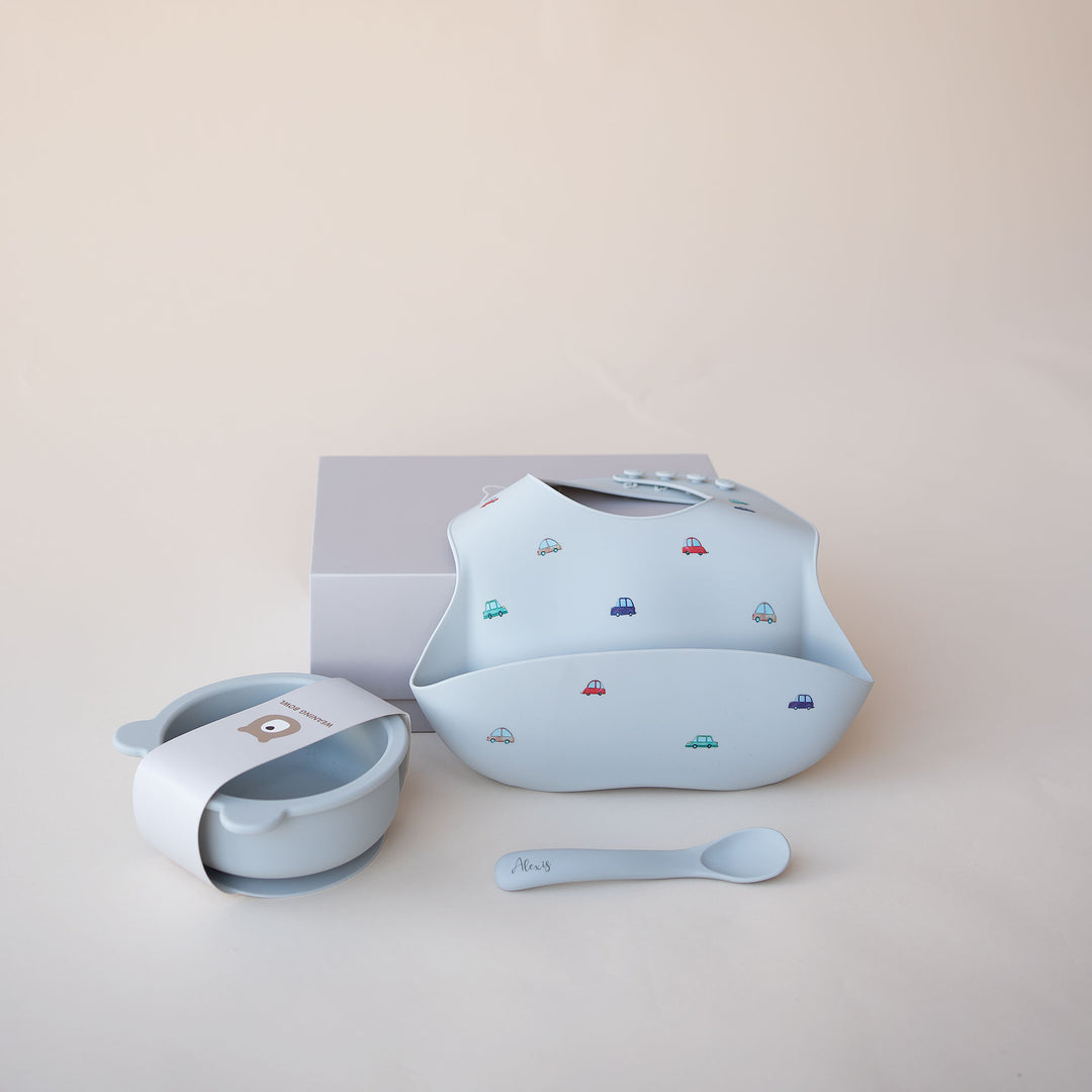JBØRN Set regalo per neonati | Ciotola, cucchiaio e bavaglino in silicone