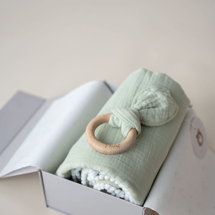 JBØRN Baby-Geschenkset | Wickeldecke und Beißring aus Bio-Musselin