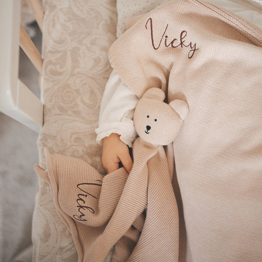 JBØRN Babycadeauset | Gebreide deken & knuffeldoekje - Personaliseerbare babyproducten, verkocht en gepersonaliseerd door JustBørn