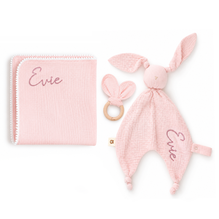 Coffret cadeau pour bébé JBØRN | Ensemble composé d’une couverture en mousseline de coton biologique, d’un doudou et d’un anneau de dentition - Produits pour bébé personnalisables, vendus et personnalisés par JustBørn