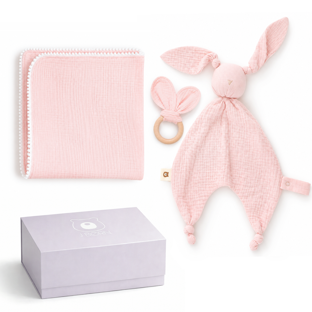 Coffret cadeau pour bébé JBØRN | Ensemble de couverture en mousseline de coton biologique, doudou et anneau de dentition - Coffret cadeau avec lange et doudou Blossom - Produits pour bébé personnalisables vendus et personnalisés par JustBørn