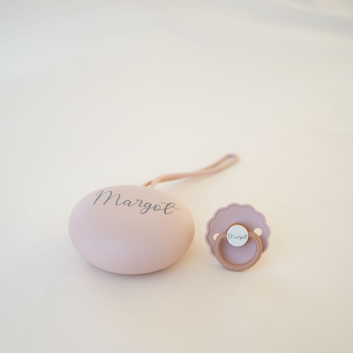 FRIGG Latex Pacifier & Matching JBØRN Holder Pod Daisy Biscuit & Blush Pod - Personalisable Baby Products Sold and Personalised by JustBørn