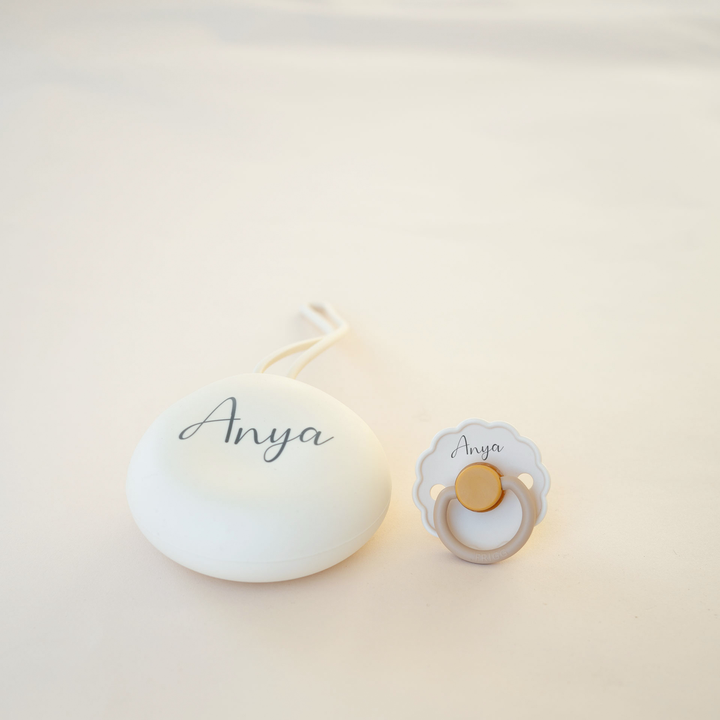 FRIGG Latex Pacifier & Matching JBØRN Holder Pod Daisy Chamomile & Ivory Pod - Personalisable Baby Products Sold and Personalised by JustBørn