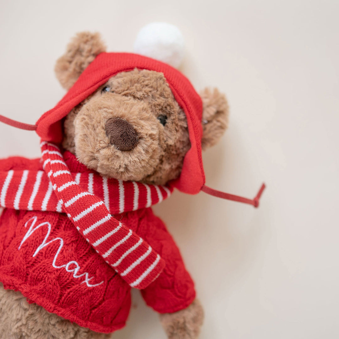JBØRN Weihnachts-Teddybär als Kuscheltier mit personalisierbarem festlichem Outfit - Personalisierbare Babyprodukte, verkauft und personalisiert von JustBørn