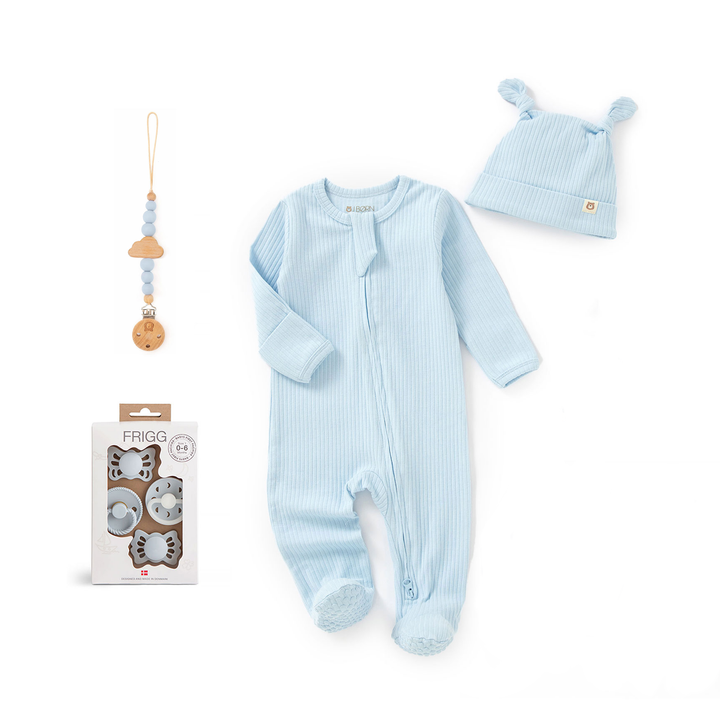 JBØRN x FRIGG Baby Gift Set | Organisch katoenen slaappakje, eerste fopspenen & bijpassende clip