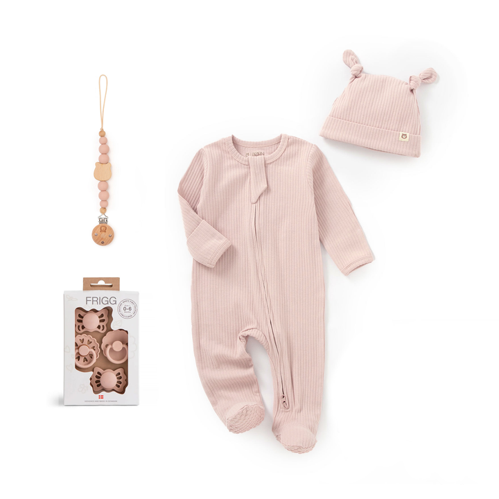 JBØRN x FRIGG Baby Gift Set | Organisch katoenen slaappakje, eerste fopspenen & bijpassende clip