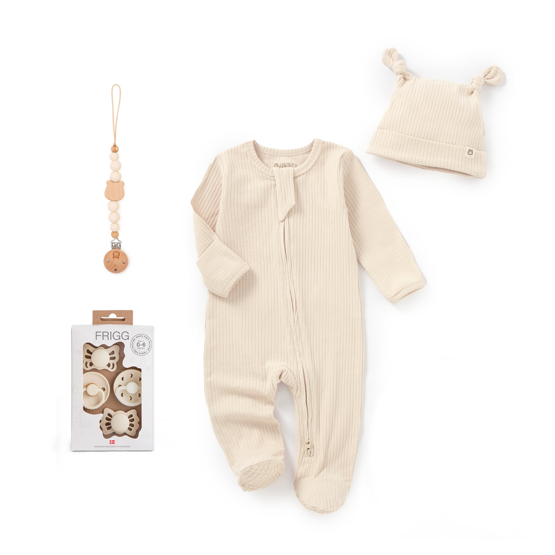 JBØRN x FRIGG Baby Gift Set | Organisch katoenen slaappakje, eerste fopspenen & bijpassende clip