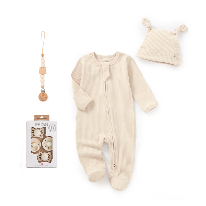 JBØRN x FRIGG Baby Gift Set | Organisch katoenen slaappakje, eerste fopspenen & bijpassende clip