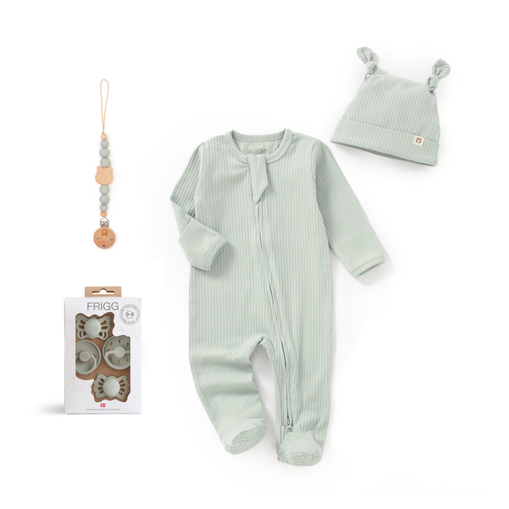 JBØRN x FRIGG Baby Gift Set | Organisch katoenen slaappakje, eerste fopspenen & bijpassende clip