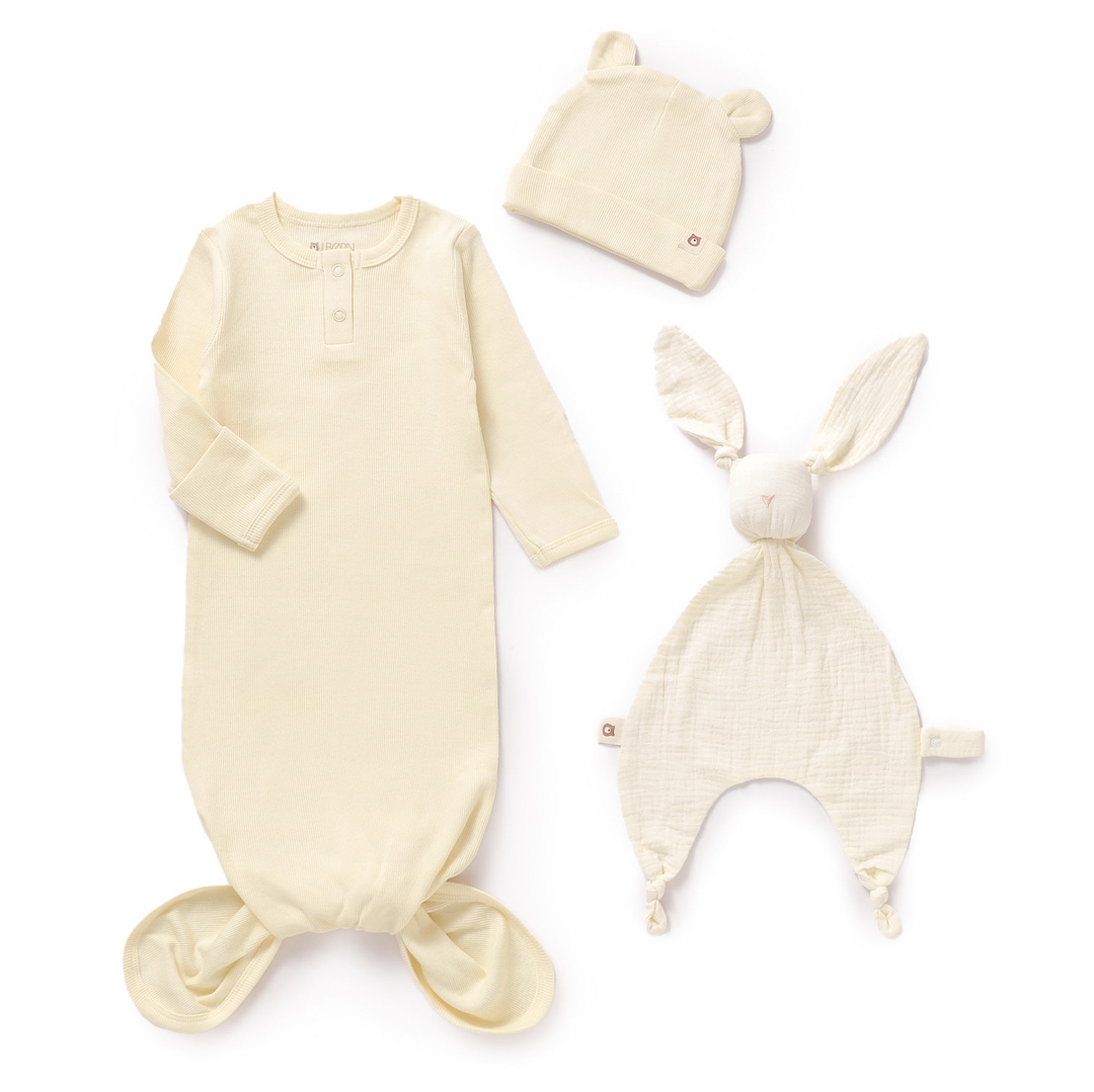 JBØRN Baby Geschenkset | Bio-Baumwoll Schlafkleid & Kuscheldecken Geschenkset