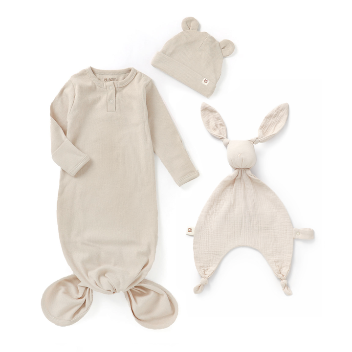 JBØRN Baby Geschenkset | Bio-Baumwoll Schlafkleid & Kuscheldecken Geschenkset