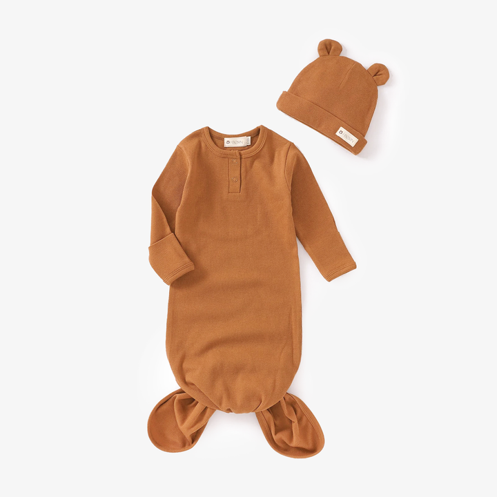 JBØRN Tutina e cappellino annodati per neonato in cotone biologico Tutina annodata | Cioccolato al latte - Prodotti personalizzabili per neonati venduti e personalizzati da JustBørn
