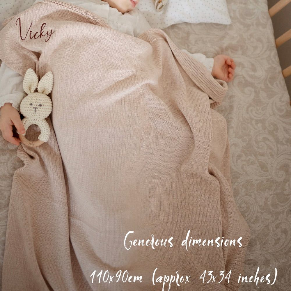 JBØRN Babycadeauset | Gebreide deken & knuffeldoekje - Personaliseerbare babyproducten, verkocht en gepersonaliseerd door JustBørn