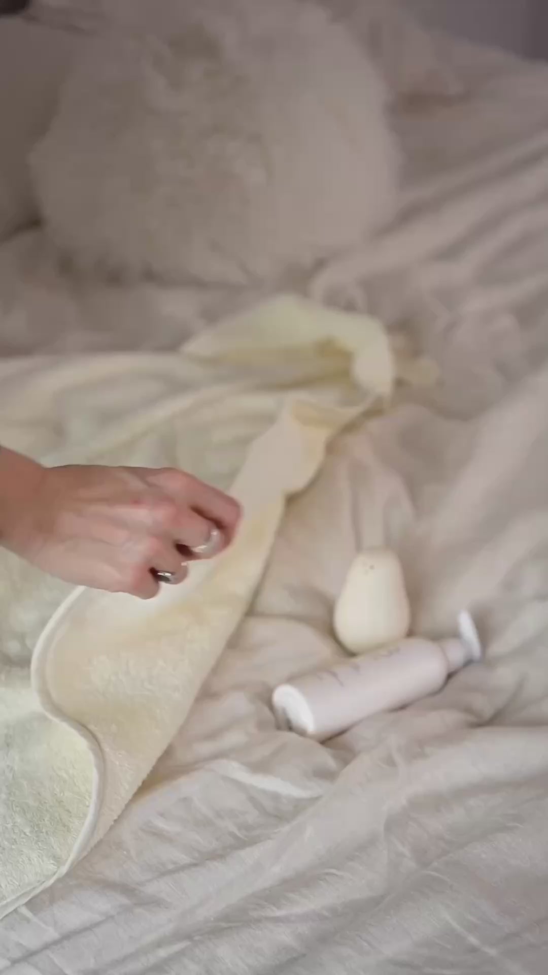 JBØRN Set de regalo para bebé | Toalla con capucha de algodón orgánico para bebé y juguetes de baño