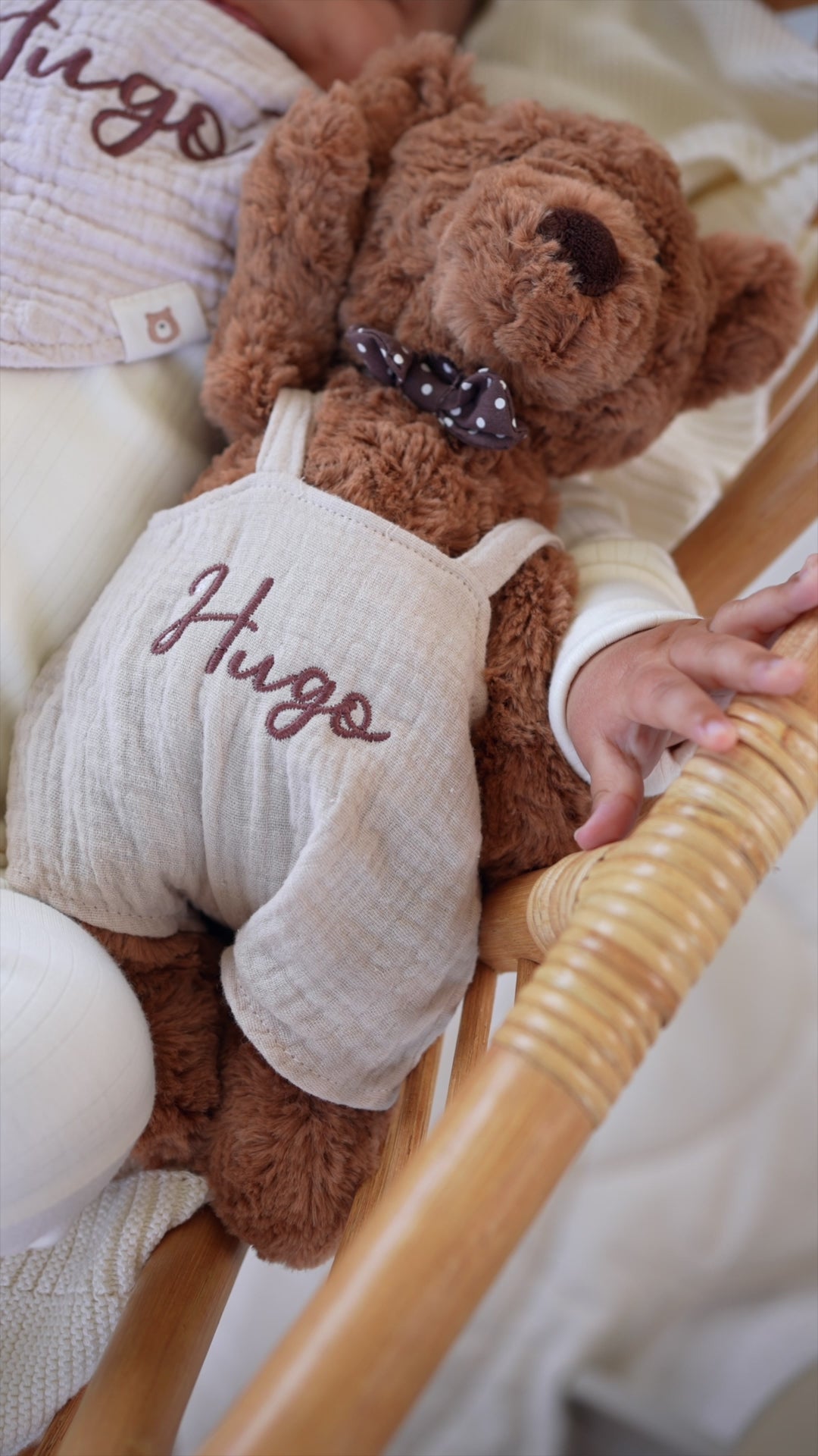 Miękka zabawka miś w kolorze brązowym JBØRN z personalizowanym ubrankiem