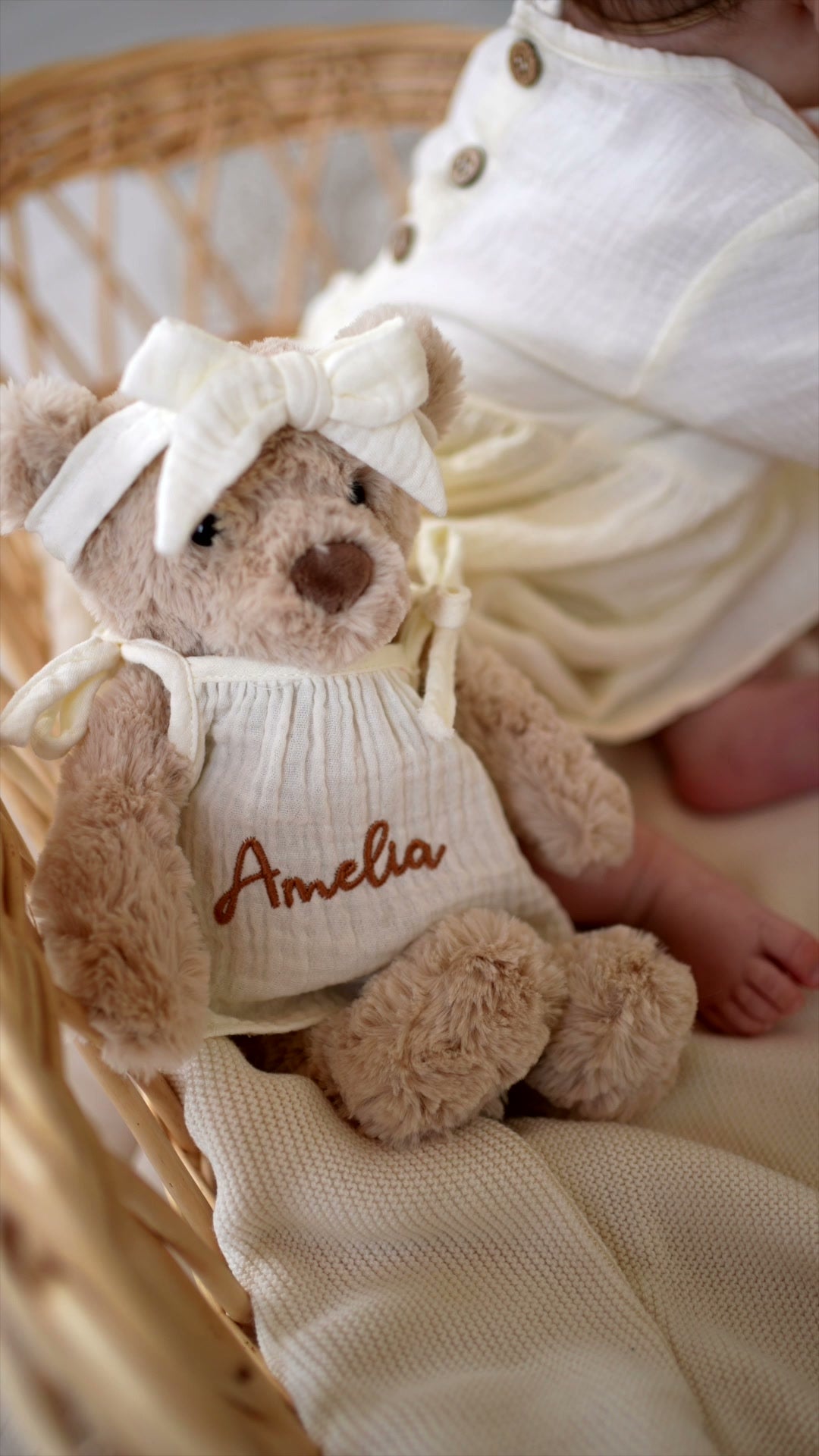 Set cadou pentru fetițe nou-născute JBØRN | Ursuleț personalizat & rochiță asortată pentru bebeluș